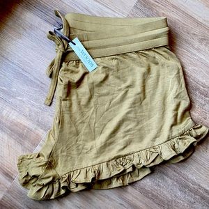Kate Quinn mom ruffle shorts